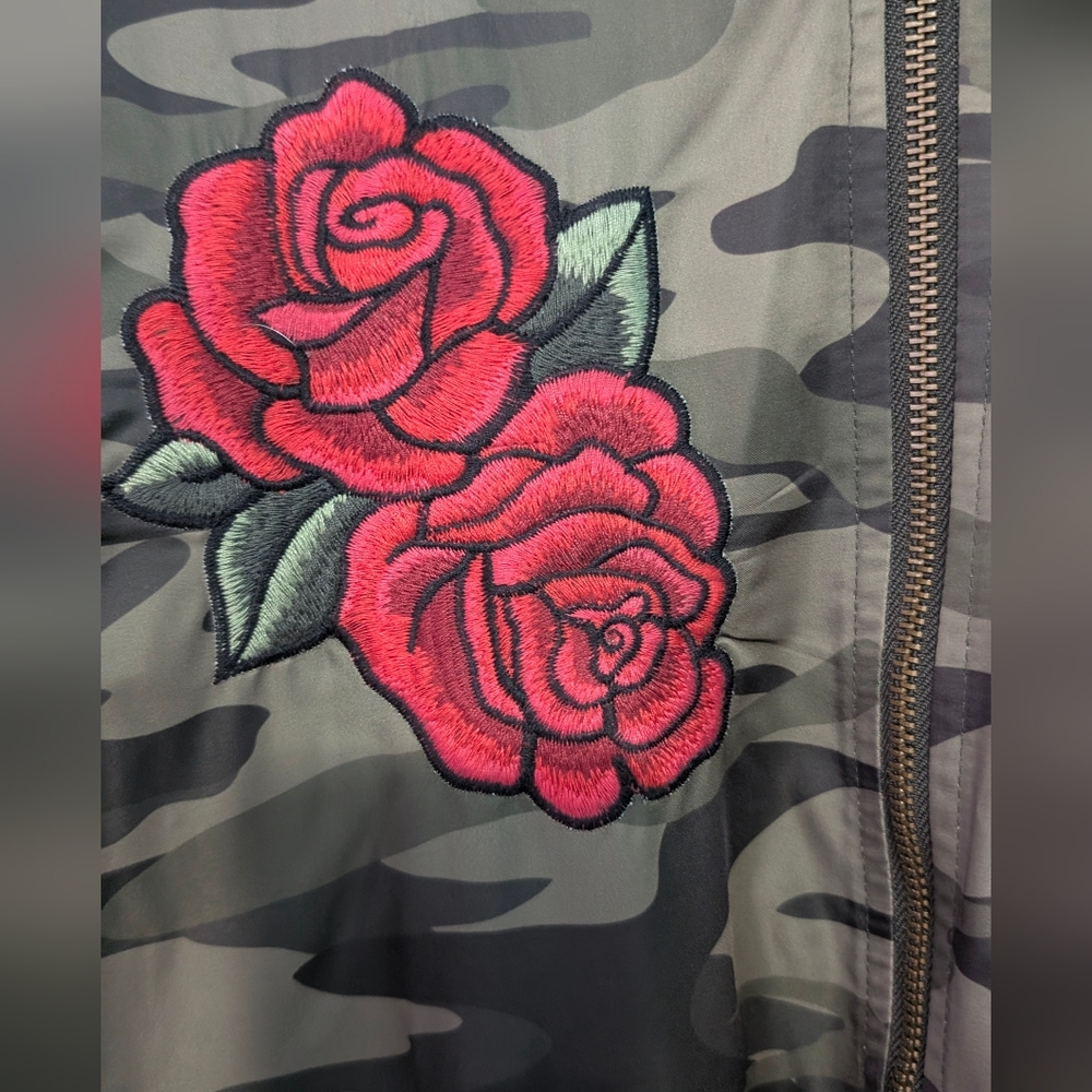 EUC Torrid  Camouflage Embroidered Bomber Style Jacket Size 1X - Picture 8 of 8
